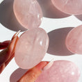 Cargar la imagen en la vista de la galería, Piedra de cuarzo rosa estrella para palma de la mano
