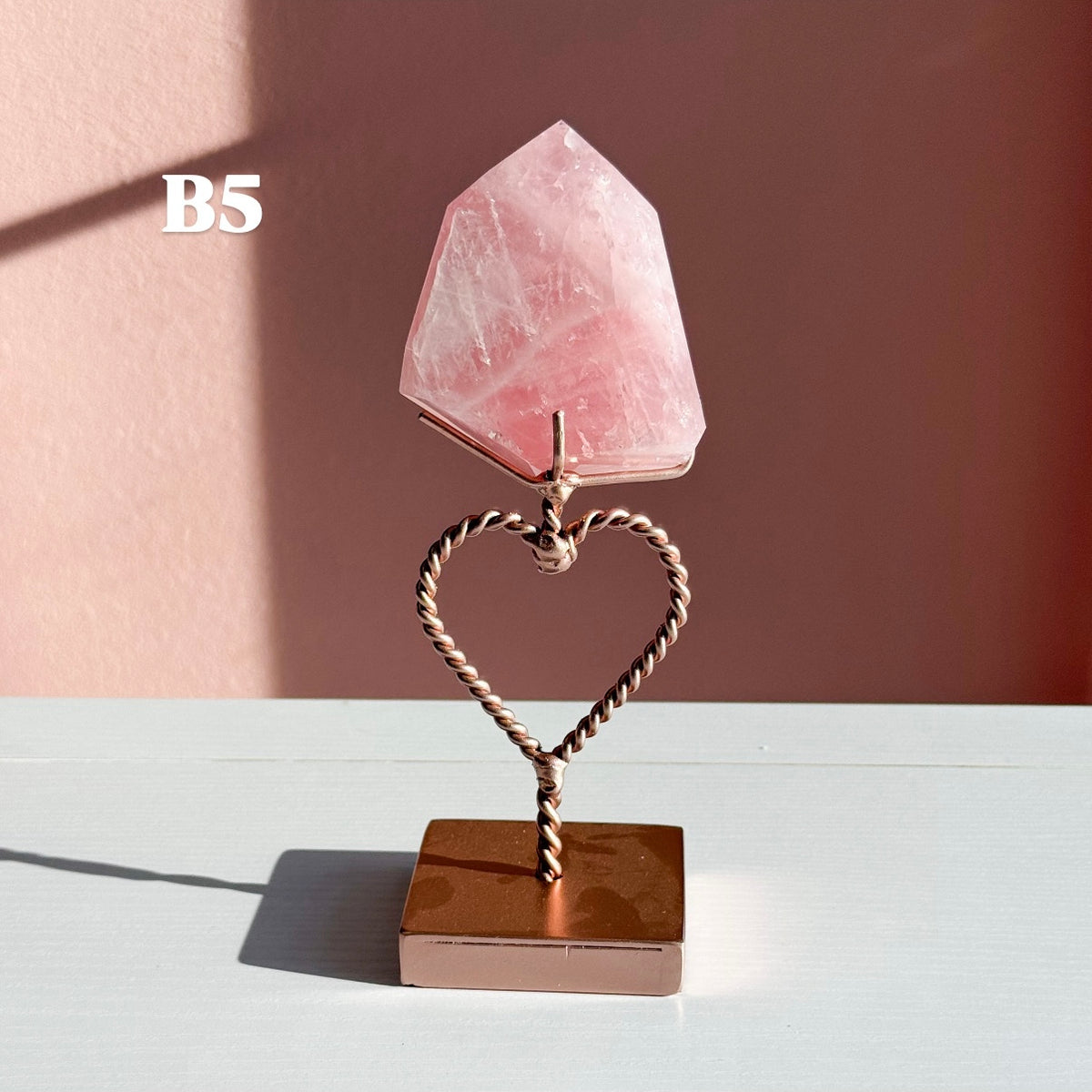 Quartz rose sur socle