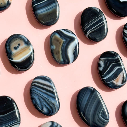 Pierre plate en agate à bandes noires