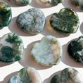 Cargar la imagen en la vista de la galería, Piedra de preocupación de ágata musgosa en forma de corazón
