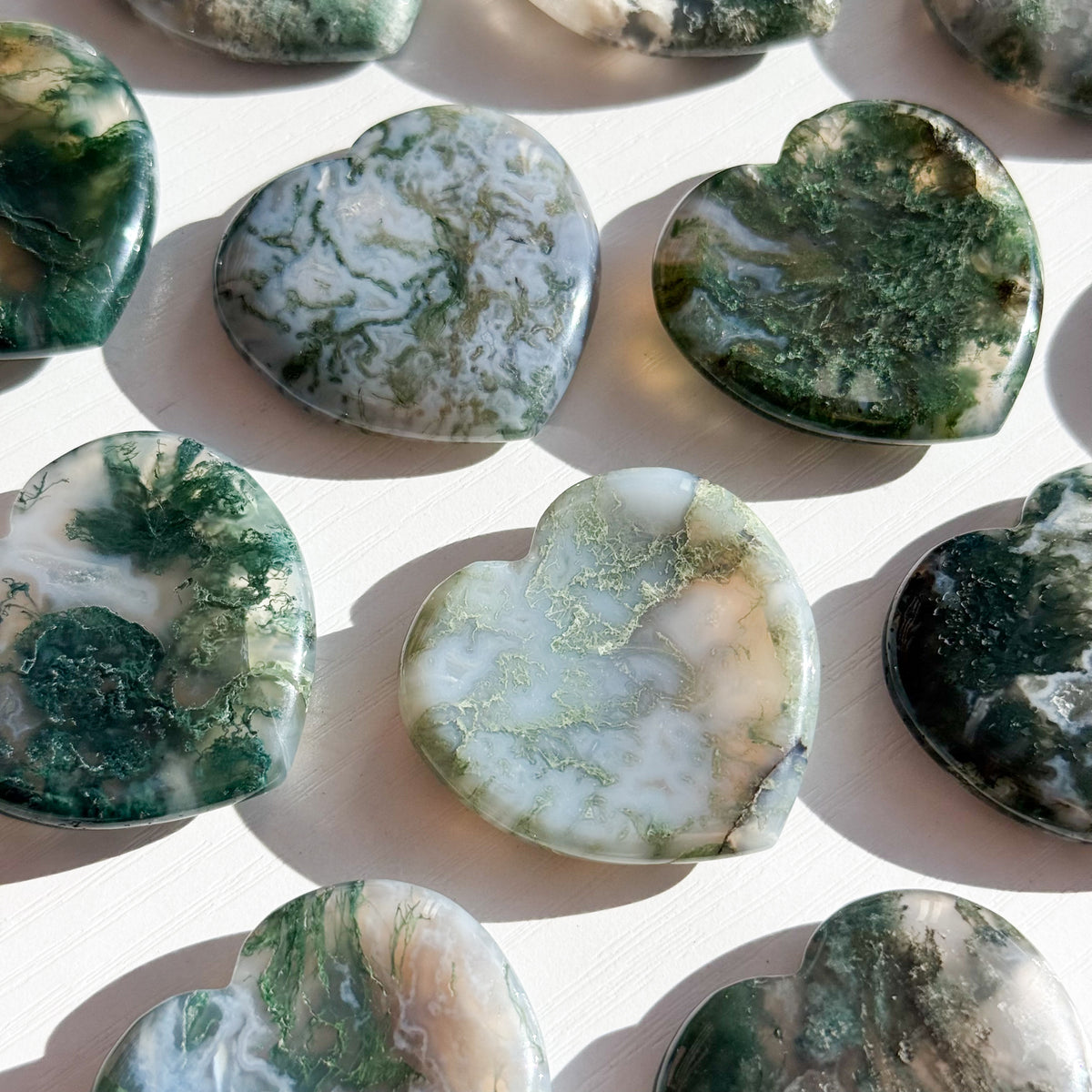 Piedra de preocupación de ágata musgosa en forma de corazón