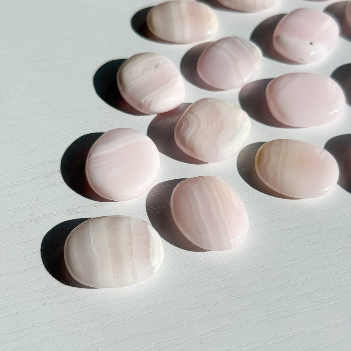 Mini piedra rodada plana de calcita mangano rosa