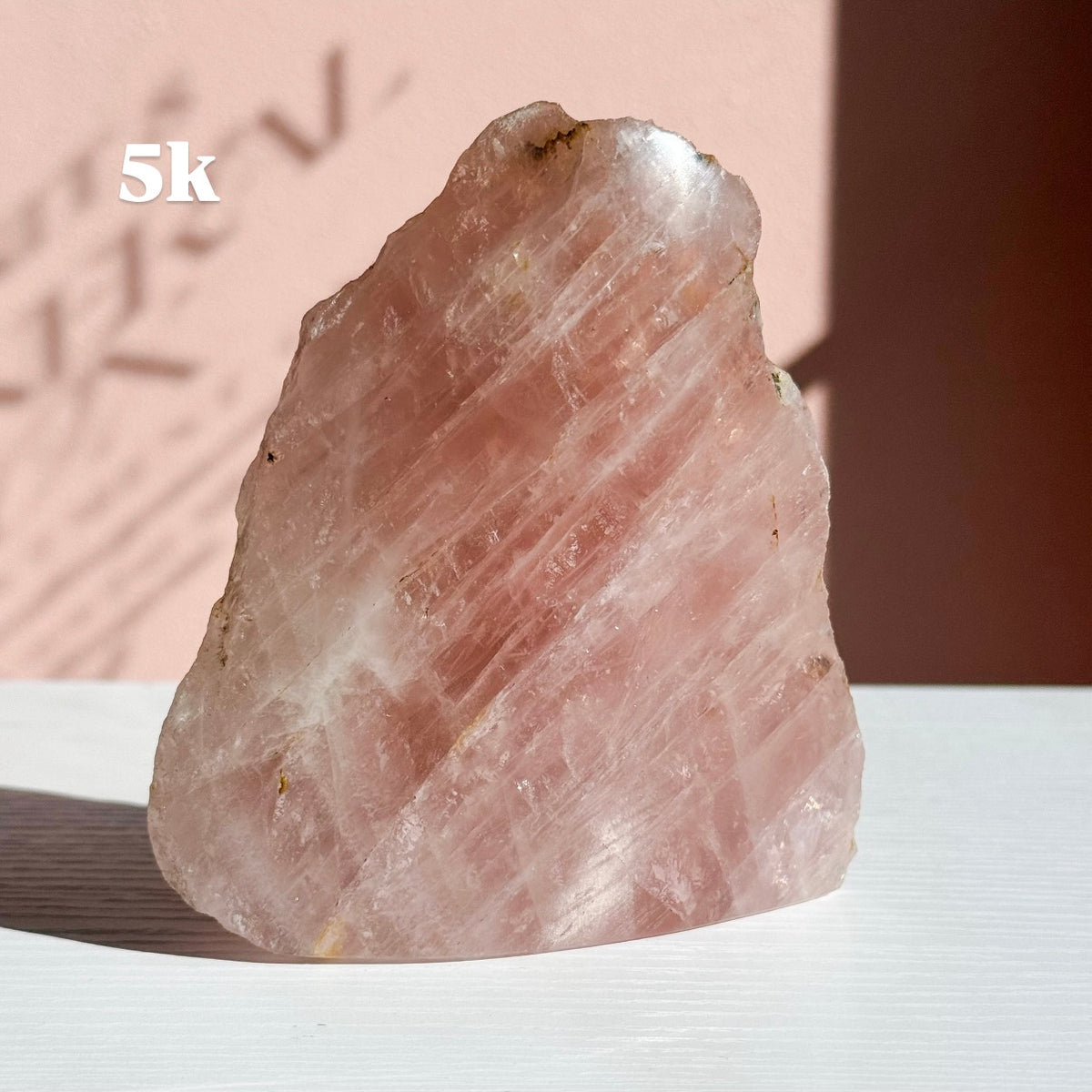 Forme libre en quartz rose semi-poli