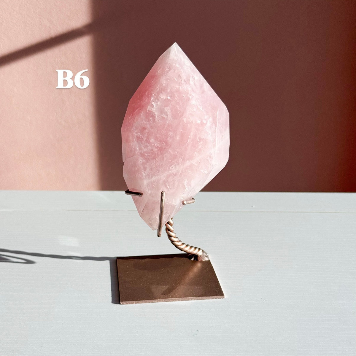 Quartz rose sur socle