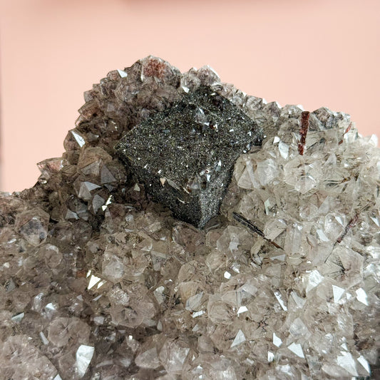 Amas d'améthyste noire avec calcite druzy
