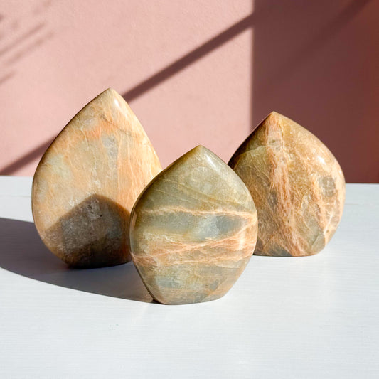 Piedra de luna melocotón en forma libre