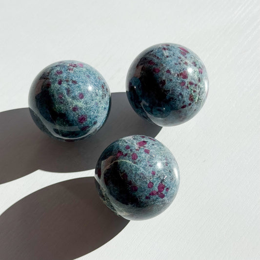 Sphère de rubis et disthène
