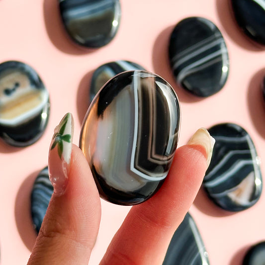 Pierre plate en agate à bandes noires
