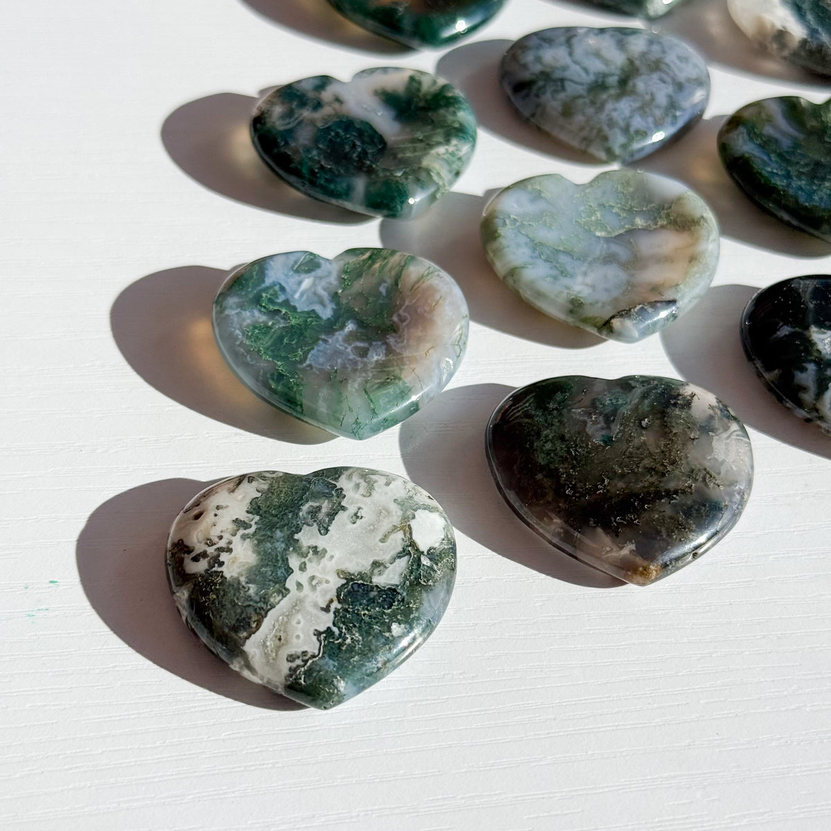 Piedra de preocupación de ágata musgosa en forma de corazón