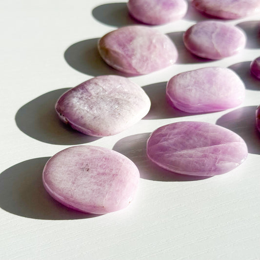Piedra plana de kunzita