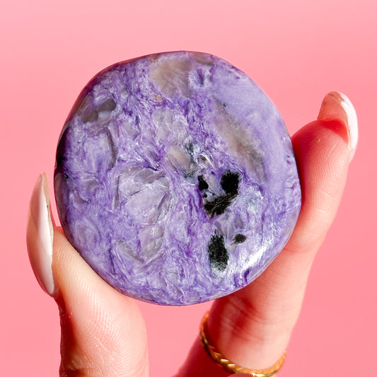 Piedra plana de charoíta