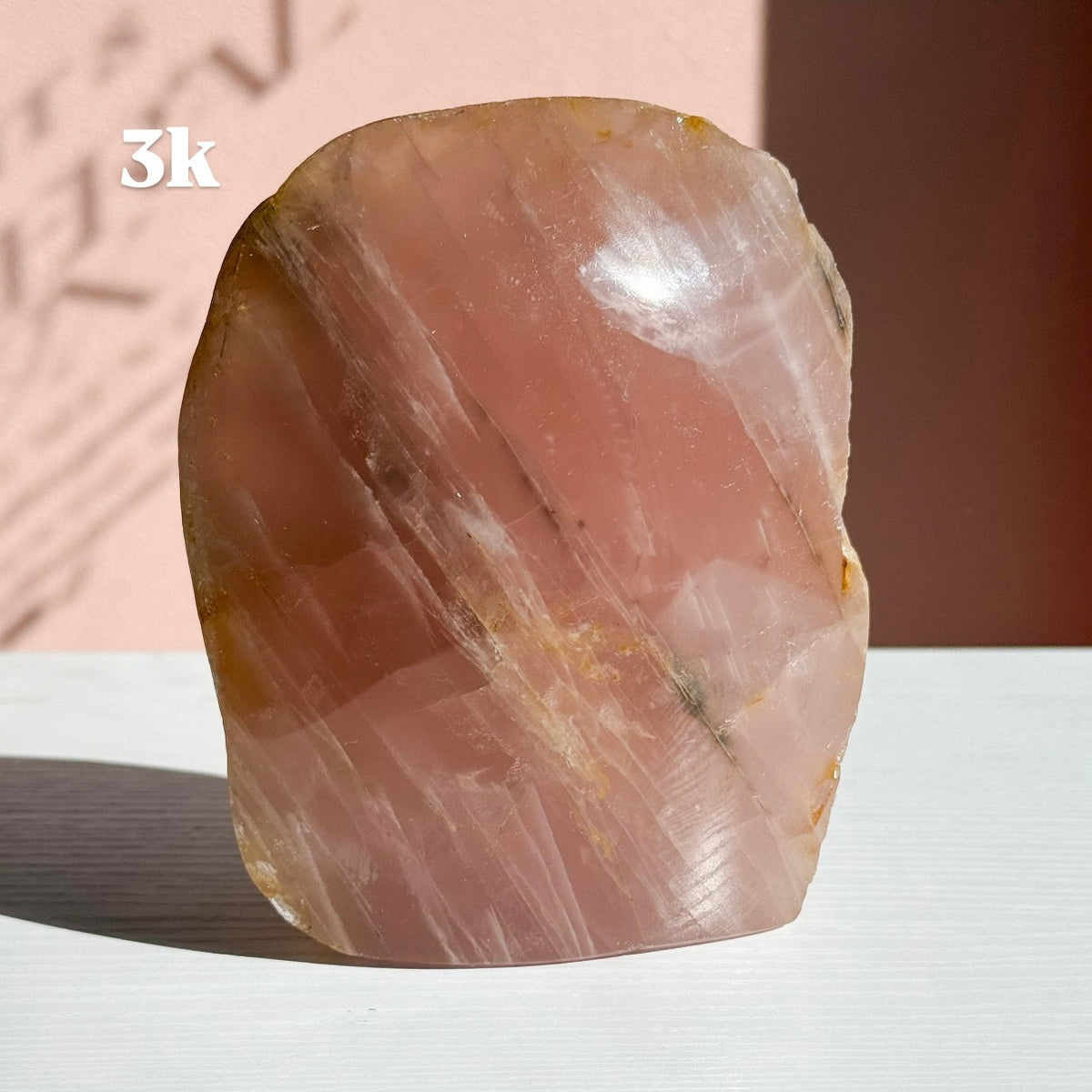 Forme libre en quartz rose semi-poli