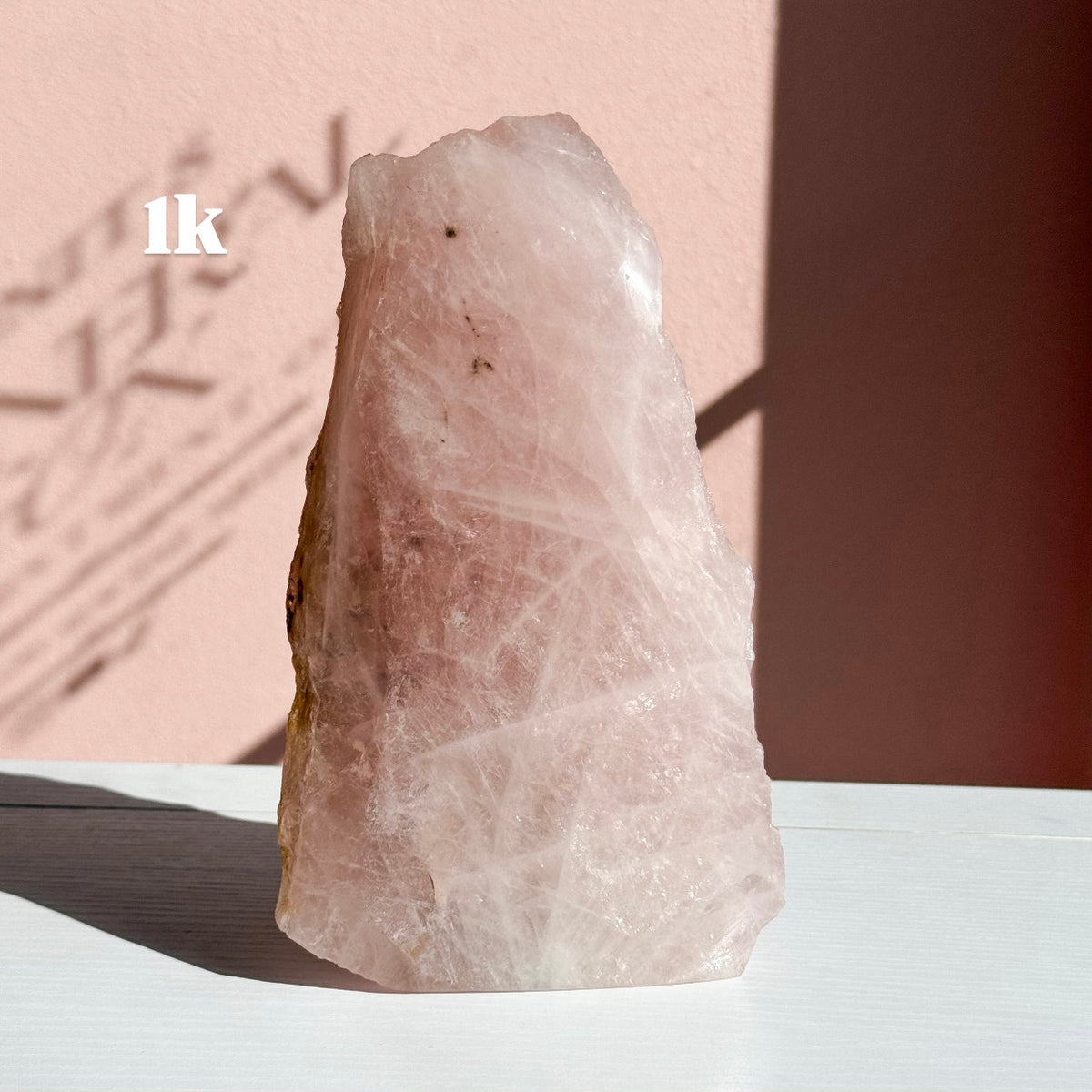 Forme libre en quartz rose semi-poli