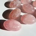Cargar la imagen en la vista de la galería, Piedra de cuarzo rosa estrella para palma de la mano
